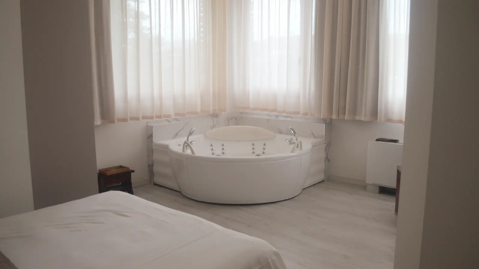 Suite lussuosa con jacuzzi privata circondata dal verde del giardino